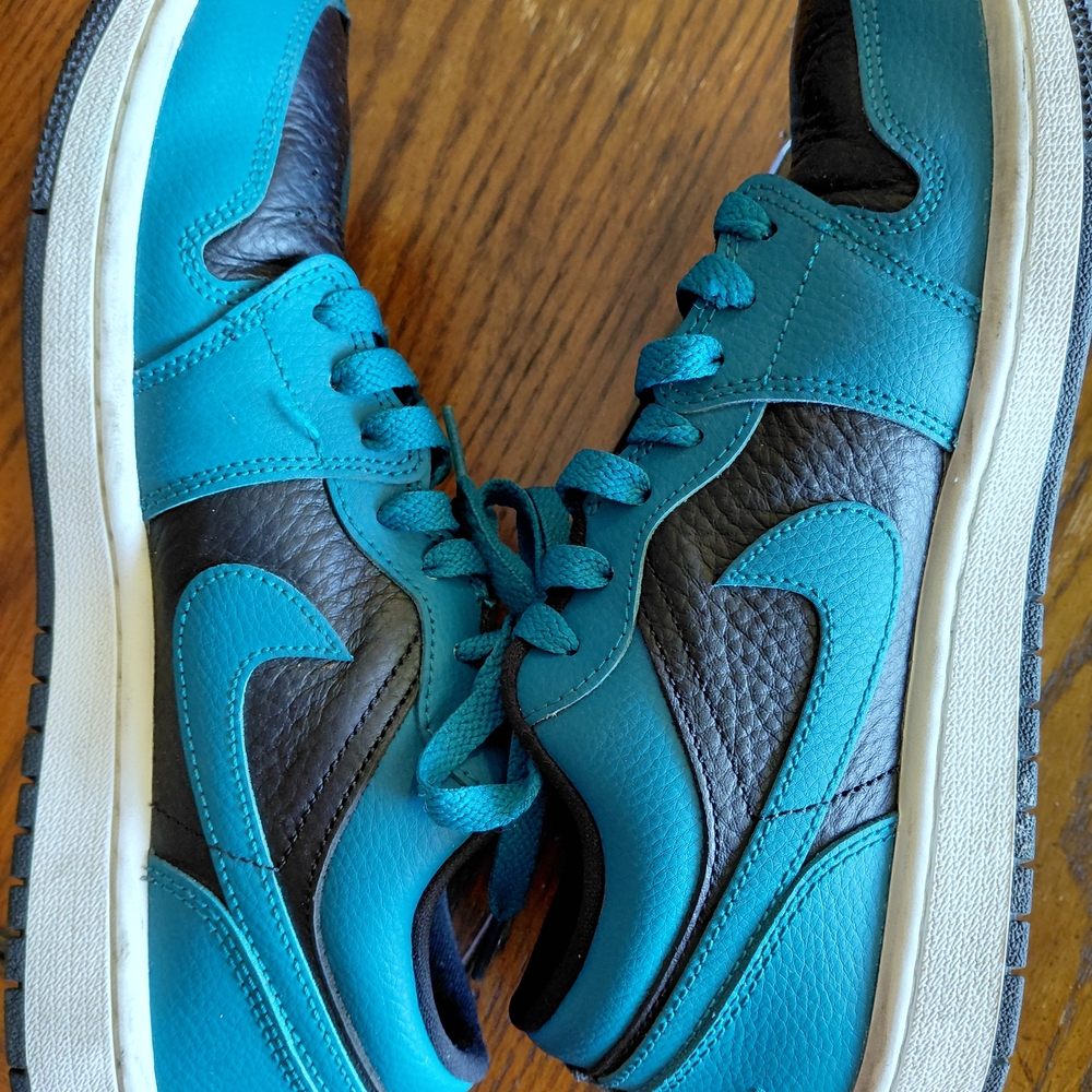 NWT NIKE Womans Air Jordan 1 low SE split Bright Spruce Sneakers Retail $199 - Picture 2 of 8